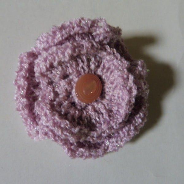 Broche fleur faite main en fil acrylique rose pâle