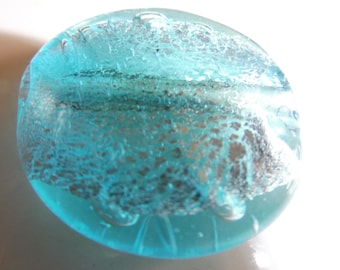 Perle turquoise artisanale indienne en verre avec feuille d'argent incluse 3 cm
