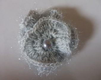 Broche fleur gris argent brillant en laine acrylique faite main