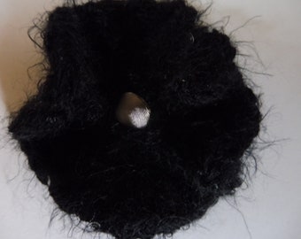 Broche fleur noire chic en laine faite main