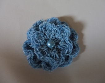 Broche fleur faite main en laine brillante bleue