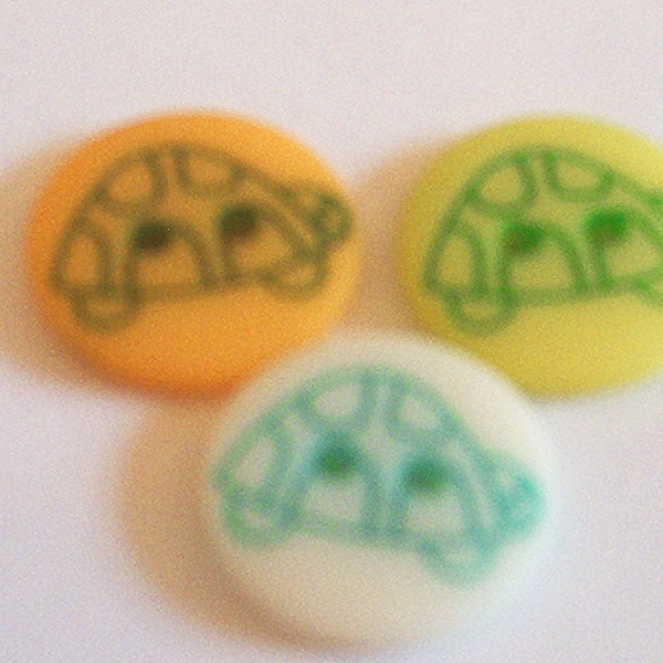 Lot de 5 jolis boutons tortues vert anis jaune d'or ou blanc gravés d'une tortue verte 15 mm