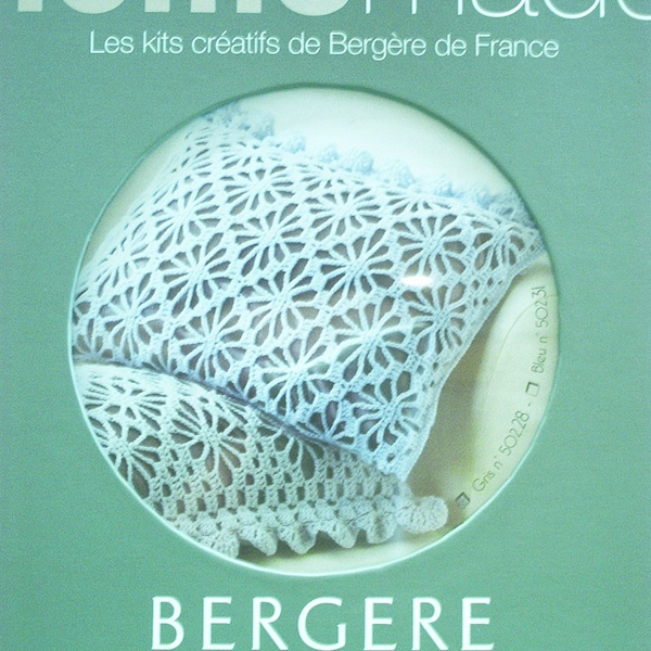 Kit créatif housse de coussin gris perle à réaliser au crochet dans un joli coffret Bergère de France