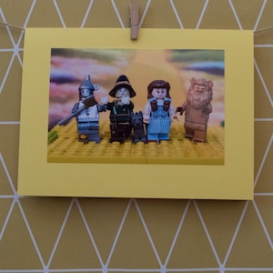 Tarjeta de cumpleaños, Esposo, Esposa, Amigo, Personalizada, En blanco, Saludo, Tarjeta, Mago de Oz, Camino de baldosas amarillas, Dorothy, Lego, Espantapájaros, Hombre de hojalata