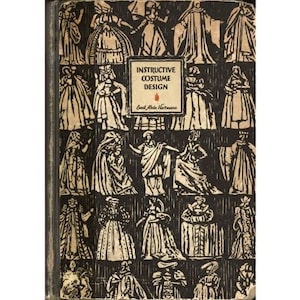 Puede incluir: Una portada de libro vintage con una ilustración en blanco y negro de personas con diferentes trajes. El título del libro es "Instructive Costume Design" de Emil Alvin Herrmann.
