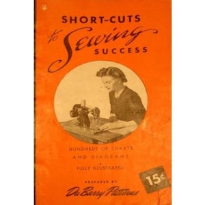 Puede incluir: Un folleto naranja titulado "Short-Cuts to Sewing Success" con una mujer cosiendo en una máquina de coser. El folleto incluye cientos de gráficos y diagramas y está completamente ilustrado. Está preparado por Du Barry Patterns y cuesta 15 centavos.