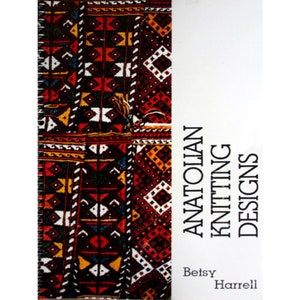 Può includere: Copertina di un libro con un motivo geometrico colorato e il titolo "Anatolian Knitting Designs" di Betsy Harrell.