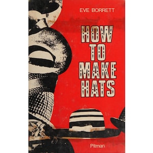 Peut inclure: Une couverture de livre rouge avec le titre "How to Make Hats" en texte blanc. Le nom de l'auteur, Eve Borrett, est imprimé en blanc en haut de la couverture. La couverture du livre présente une illustration en noir et blanc de chapeaux.
