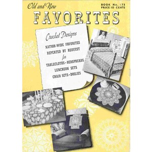 Peut inclure: Une couverture de livre de modèles de crochet vintage avec le titre "Old and New Favorites Crochet Designs". La couverture présente un fond jaune avec des images de nappes, de couvre-lits, de napperons et d'autres articles en crochet.