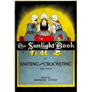 以下が含まれることがあります： 「The Sunlight Book of Knitting and Crocheting」というタイトルのヴィンテージ本の表紙で、価格は25セント。表紙には、オランダ風の服装をした3人の女の子が座って編み物をしていて、背景は黄色の太陽の光線です。