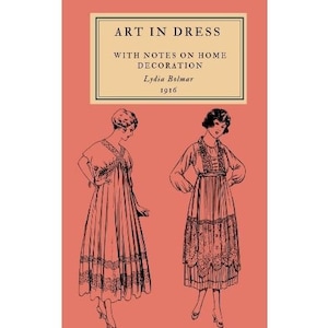 Könnte beinhalten: Ein Buchcover mit dem Titel "Art in Dress" und dem Untertitel "With Notes on Home Decoration" von Lydia Bolmar, veröffentlicht im Jahr 1916. Das Cover zeigt zwei Frauen in Kleidern, eine mit einem langen, fließenden Kleid und die andere mit einem kürzeren, enganliegenden Kleid.