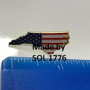 Pin de solapa del estado de Carolina del Norte, bandera de EE. UU., patriota estadounidense, política imagen 1