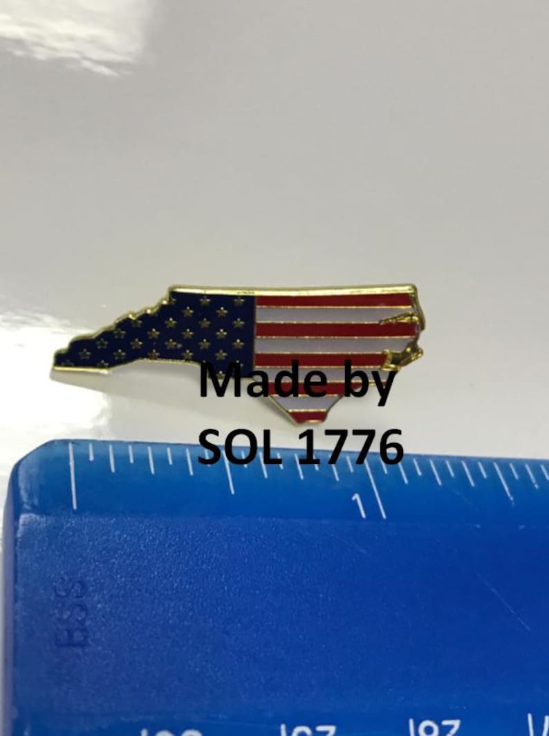 Pin de solapa del estado de Carolina del Norte, bandera de EE. UU., patriota estadounidense, política imagen 1