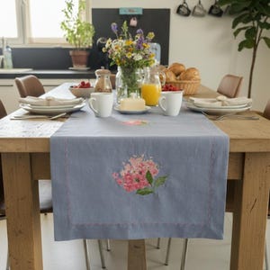Chemin de table en lin brodé – motif floral
