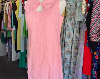 Vestido rosa melocotón de lunares de los años 60