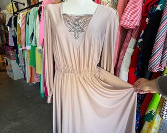 Vestido vintage marrón con flores y cuentas