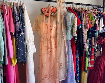 Conjunto de vestido transparente con estampado floral de los años 70 con sombrero.