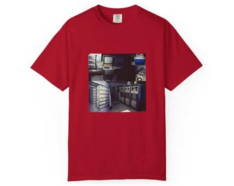 Camiseta de los años 80 con estampado de espacios liminales, fotos vintage auténticas y un diseño nostálgico de trastiendas.