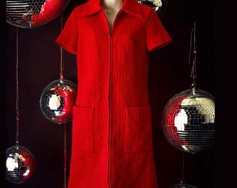 Vestido rojo acolchado de los años 70 con cuello de daga