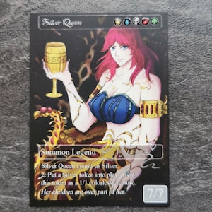 Könnte beinhalten: Eine Fantasy-Art-Karte mit einer Frau mit roten Haaren und blauen Akzenten, die einen goldenen Kelch hält. Die Karte trägt die Aufschrift "Silver Queen" und "Summon Legend" mit Spielanweisungen. Die Karte hat eine Bewertung von 7/7.