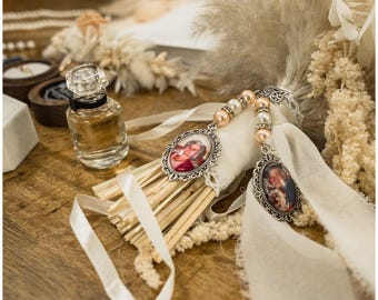 Memorial photo souvenir medallion tribute with baroque oval support. Pearls and ribbon of your choice, bridal bouquet jewelry, wedding