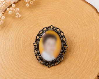 Pin brooch, boutonniere, souvenir pin, memorial tribute pin with photos under oval or round glass for weddings, communions, and baptisms.