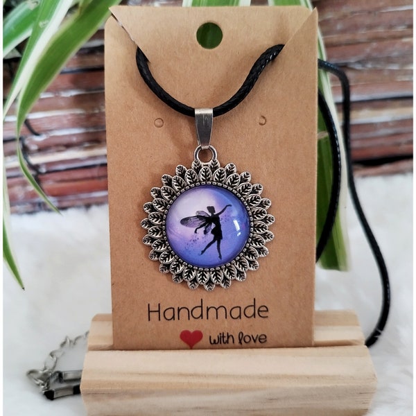 Très jolie Bijou Collier avec cordon réglable de couleur noir et pendentif rond avec image fée sur fond violet sous cabochon verre