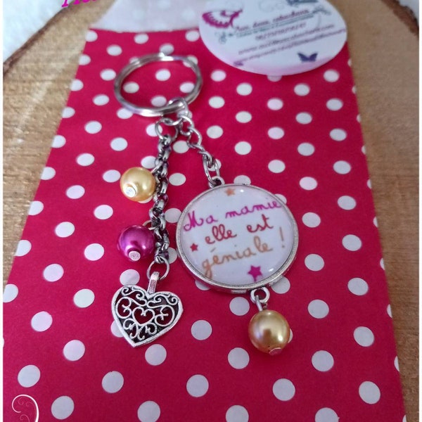 Idée cadeau porte clés modèle perles pour une mamie porte clés personnalisable avec l'image de votre choix perles et breloque cœur.