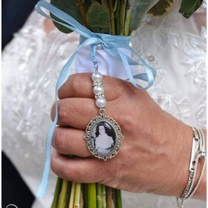 Souvenir medallion tribute mourning memorial with oval or round glass cabochon, ribbon and pearls ideal wedding bridal bouquet jewelry