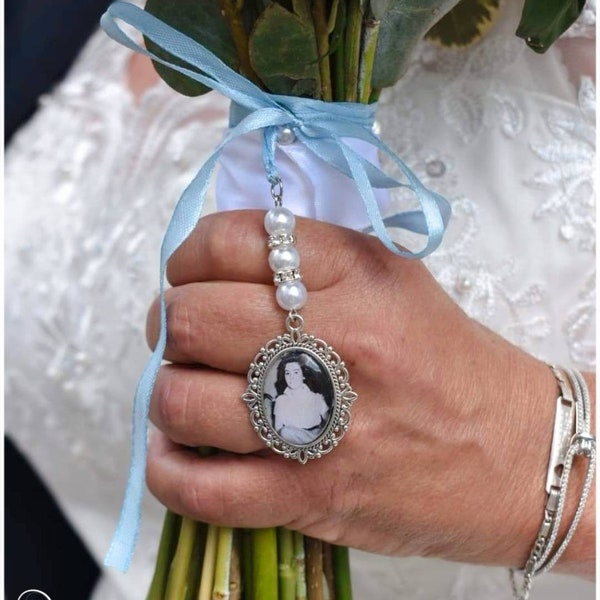 Médaillon souvenir hommage deuil mémorial avec cabochon en verre ovale ou rond, ruban et perles idéal bijou bouquet de mariée mariage
