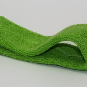 Peut inclure: Un bandeau vert vif en tissu &eacute;ponge doux. Le bandeau est pli&eacute; en deux et pr&ecirc;t &agrave; &ecirc;tre port&eacute;.