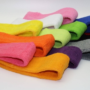 Peut inclure: Un ensemble de 10 bandeaux color&eacute;s en tissu &eacute;ponge doux et absorbant. Les bandeaux sont de diff&eacute;rentes couleurs, notamment rose, orange, jaune, vert, bleu, violet, gris, rouge et blanc.