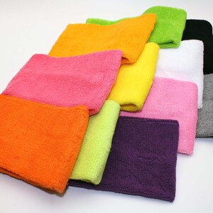 Peut inclure: Un ensemble de bandeaux en tissu &eacute;ponge de diff&eacute;rentes couleurs, dont orange, rose, jaune, vert, violet, blanc, gris, bleu, rouge et noir.