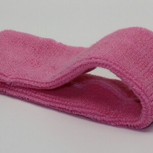 Peut inclure: Un bandeau rose en tissu &eacute;ponge doux. Le bandeau est pli&eacute; en deux et pr&ecirc;t &agrave; &ecirc;tre port&eacute;.
