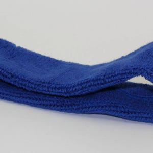 Peut inclure: Un bandeau bleu en tissu &eacute;ponge doux et absorbant. Il est con&ccedil;u pour &ecirc;tre port&eacute; autour du front afin d'absorber la transpiration et de maintenir les cheveux hors du visage.