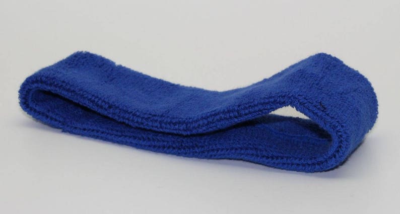 Peut inclure: Un bandeau bleu en tissu &eacute;ponge doux et absorbant. Il est con&ccedil;u pour &ecirc;tre port&eacute; autour du front afin d'absorber la transpiration et de maintenir les cheveux hors du visage.