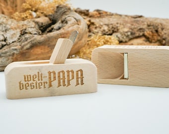 Gravierter Flaschenöffner in Optik einer Holzhobel, Geschenk für Papa, Geschenk für Handwerker
