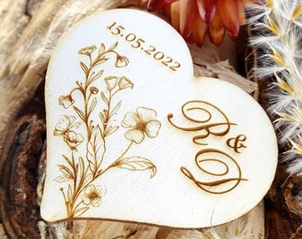 Hochzeitsanstecker Holzherz Anstecker Natur mit Blumen, Initialen und Datum