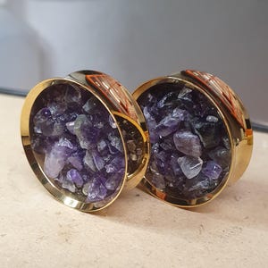 Plugues de alargamento duplo em aço ametista dourado: calibres personalizados