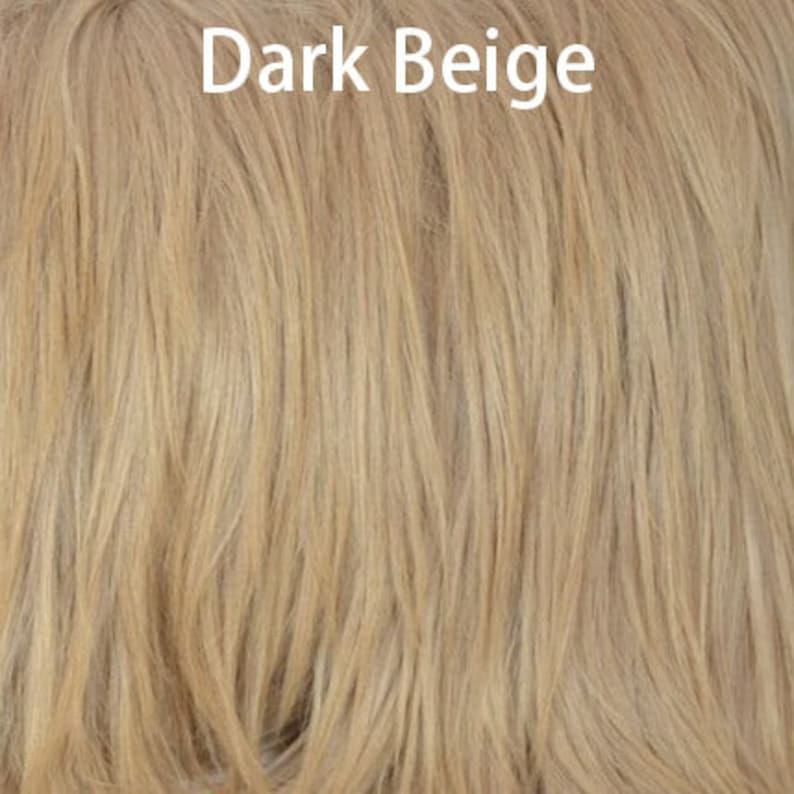 Puede incluir: Primer plano de una extensi&oacute;n de cabello beige oscuro. El cabello es largo y liso, con una textura suave y natural.