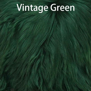 Puede incluir: Primer plano de una tela de piel sint&eacute;tica de color verde oscuro. La tela tiene una textura suave y afelpada y un aspecto ligeramente desgastado. El texto "Vintage Green" es visible en la parte superior central de la imagen.