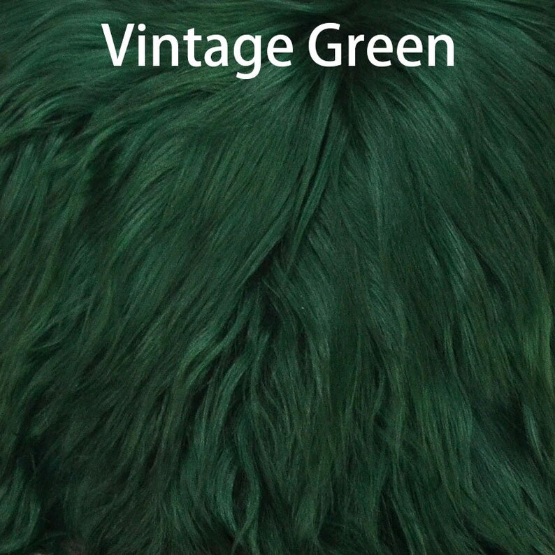 Puede incluir: Primer plano de una tela de piel sint&eacute;tica de color verde oscuro. La tela tiene una textura suave y afelpada y un aspecto ligeramente desgastado. El texto "Vintage Green" es visible en la parte superior central de la imagen.