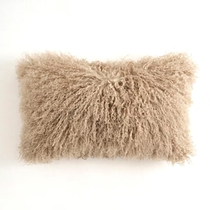 Funda de almohada de piel de cordero mongol: Cojín mullido color beige oscuro (30 x 50 cm)