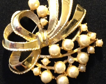 Vintage Gold Bow & Pearl Pin Brooch Pendant 2.5" x 2.5"  Very Pretty Circa 1950s
