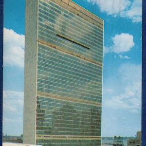TARJETA postal de la ONU 1956 Ny City Sello de correo aéreo de las Naciones Unidas Sc C2 Sede Bldg Color Photo Nueva York, NY UN Cancelar Aug 20,1956