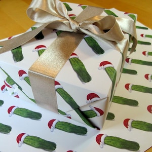 Carta da regalo di sottaceti di Babbo Natale • Fogli di carta da regalo di Natale di alta qualità, spessi 20" X 29" • Tradizione dei sottaceti di Natale • Sottaceti realistici dipinti a mano