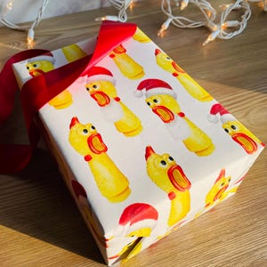 Papel de regalo con diseño de pollitos de goma de Papá Noel • Hojas para envolver regalos de 20" x 29" • Papel de alta calidad • Pollitos de plástico divertidos con sombreros y barbas de Papá Noel