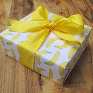 Papier cadeau banane • Feuilles de 20 x 29 po. • Papier d'emballage épais de haute qualité • Bananes réalistes peintes à la main • Fruits tropicaux ou thème de la jungle