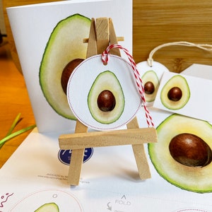Avocadokaart en cadeaukaartjes Direct afdrukbaar downloaden • Zelf afdrukken PDF • Kaart en zes cadeaukaartjes • Realistisch geschilderde avocado