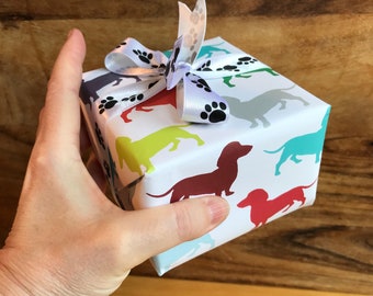 Papier do pakowania prezentów z jamnikiem: Kolorowy papier do pakowania jamników